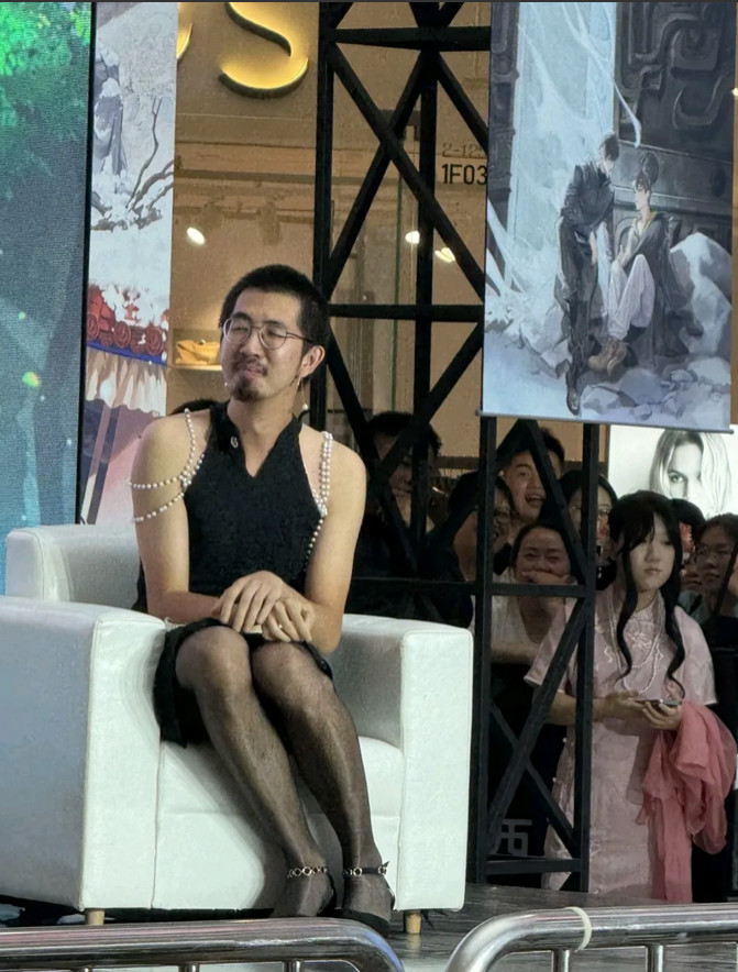咱也不懂就是想问一下，这个人是为了节目效果，故意这样穿呢？还是现实生活中就是这样