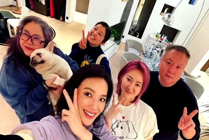 舒淇除夕夜组的局，太狠了。没一个孩子，礼物却堆成山，周迅陈坤全素颜，连郑伊健都胖