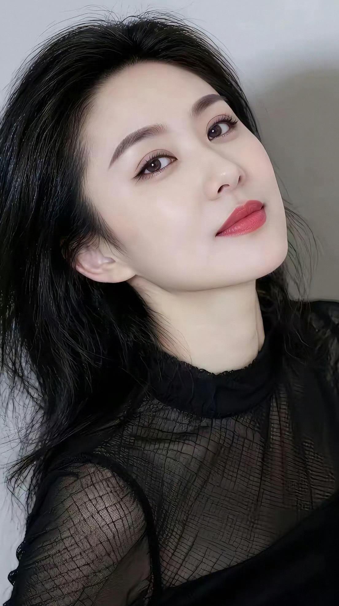 黑纱轻遮，红唇微启，尽显优雅气质。20岁的女生该怎样穿搭?