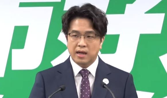 民进党前民代郭正亮在节目中表示，观察民调要“蓝绿对决”才会准，因此不应采纳“行政