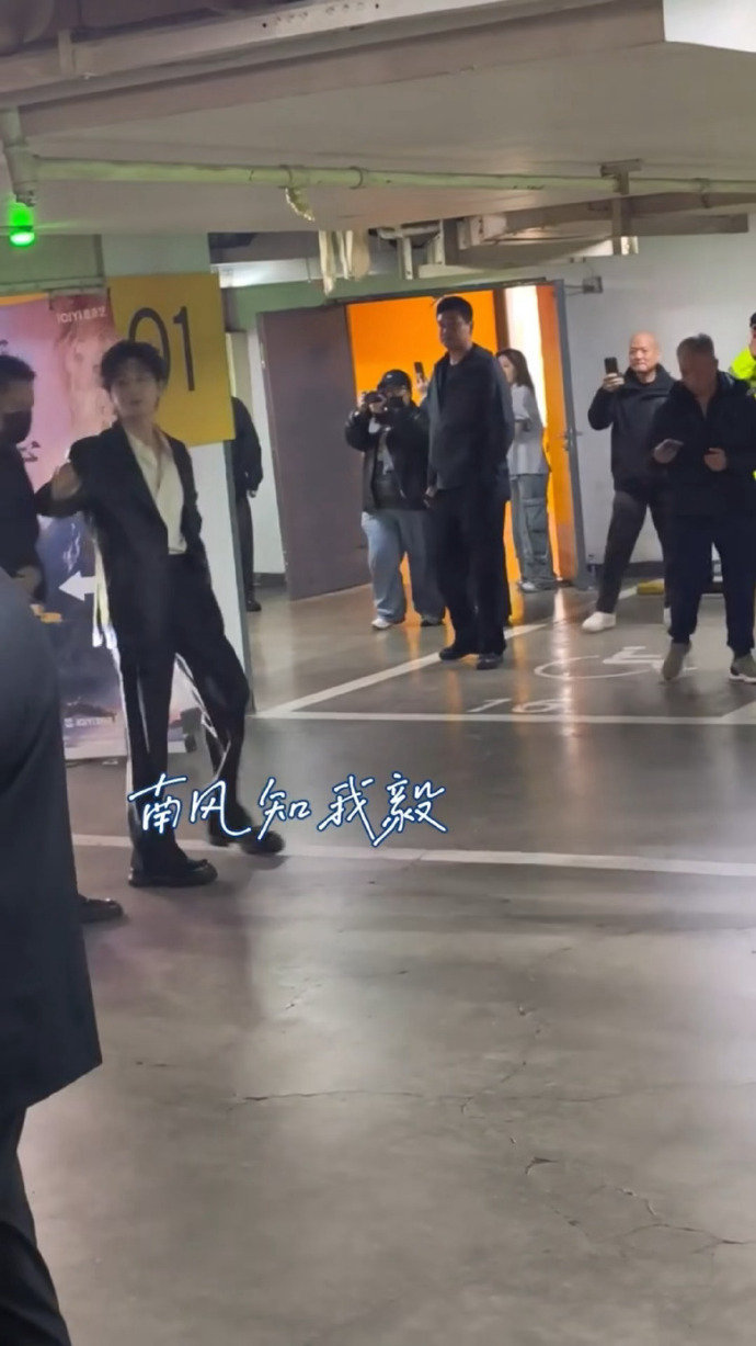 成毅追剧团look成毅白衬衫黑皮衣西装造型成毅追剧团look，成毅白衬衫黑皮衣