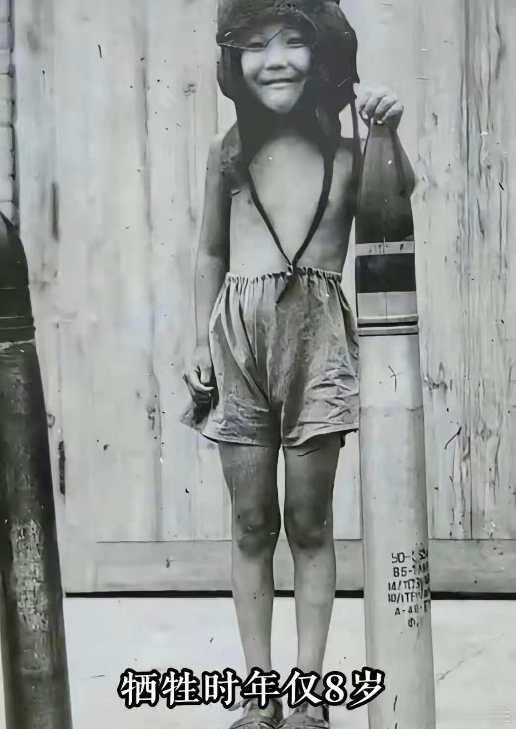 1949年，重庆。最小烈士“小萝卜头”，自幼囚于牢狱，八岁牺牲。小萝卜头的墓地在