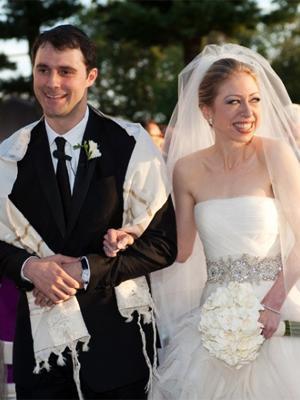 克林顿抱外孙女，这孩子长得像爸又像妈，特别是那气质像极了她的父亲。就是可惜切尔西