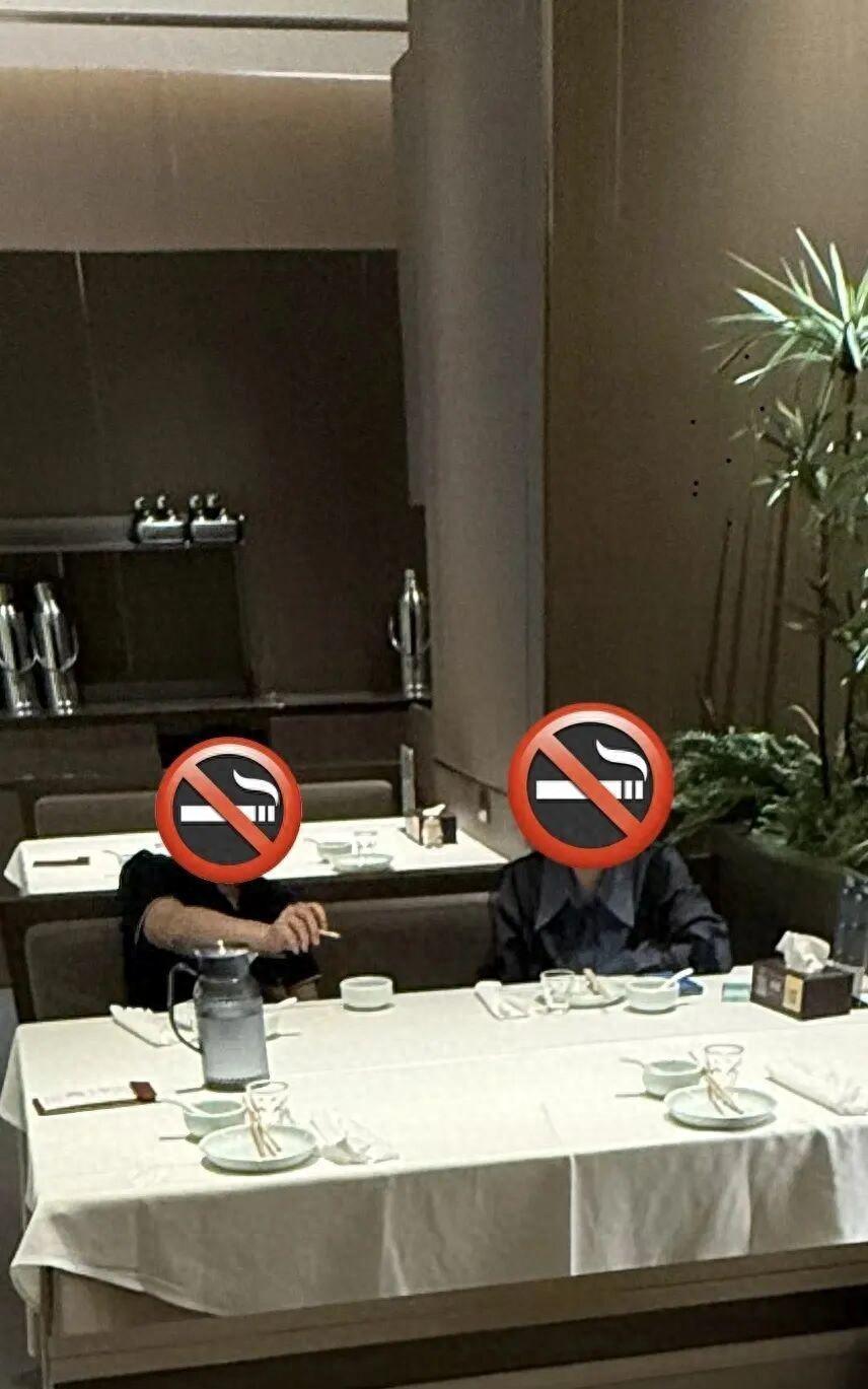 辽宁沈阳，一家老牌饺子馆竟然自砸招牌，一名顾客去吃饺子的时候发现，店里面有两个人
