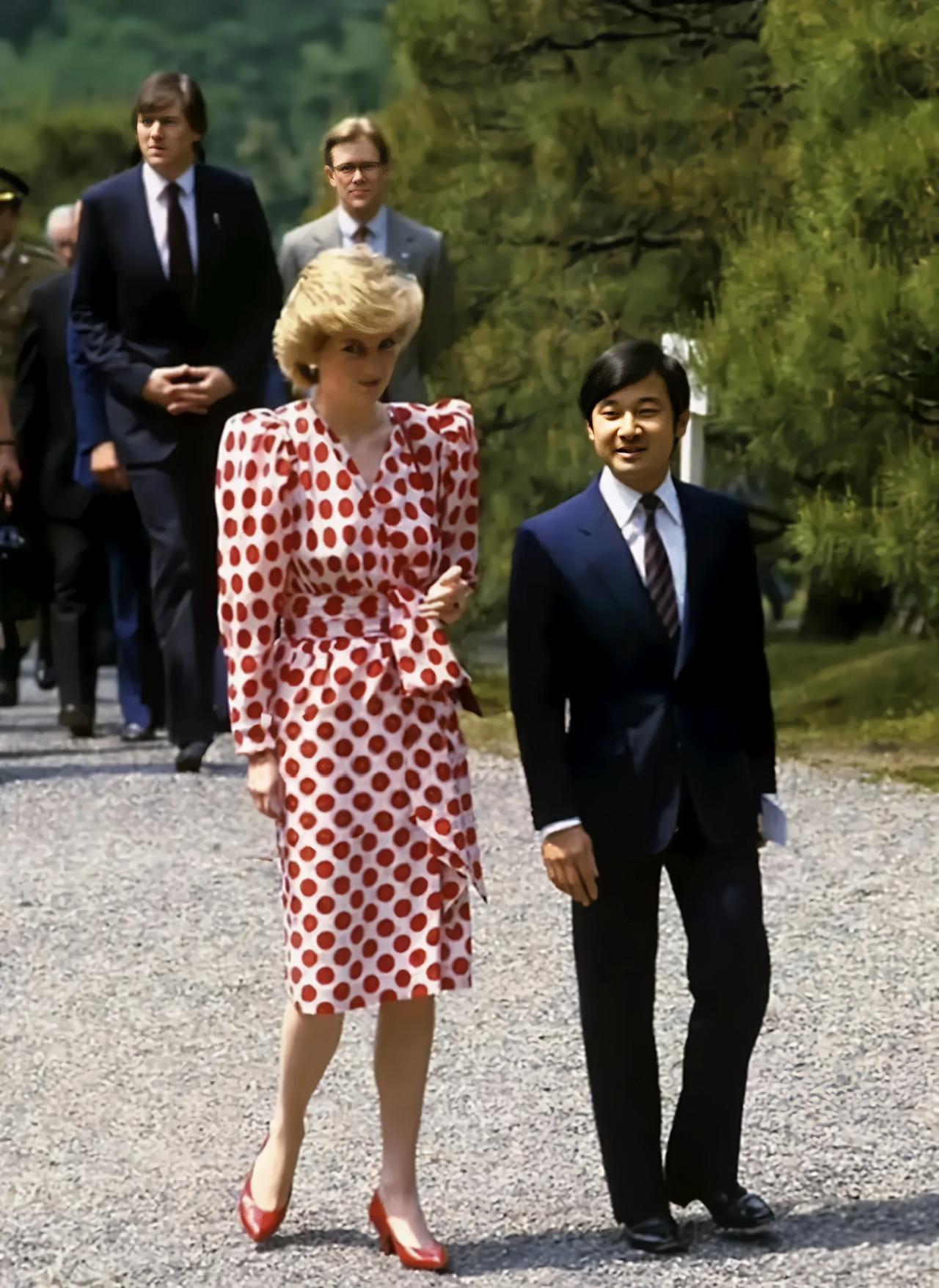 1986年5月8日，查尔斯王储与戴安娜王妃访问日本时的照片，当时由皇长孙的德仁接