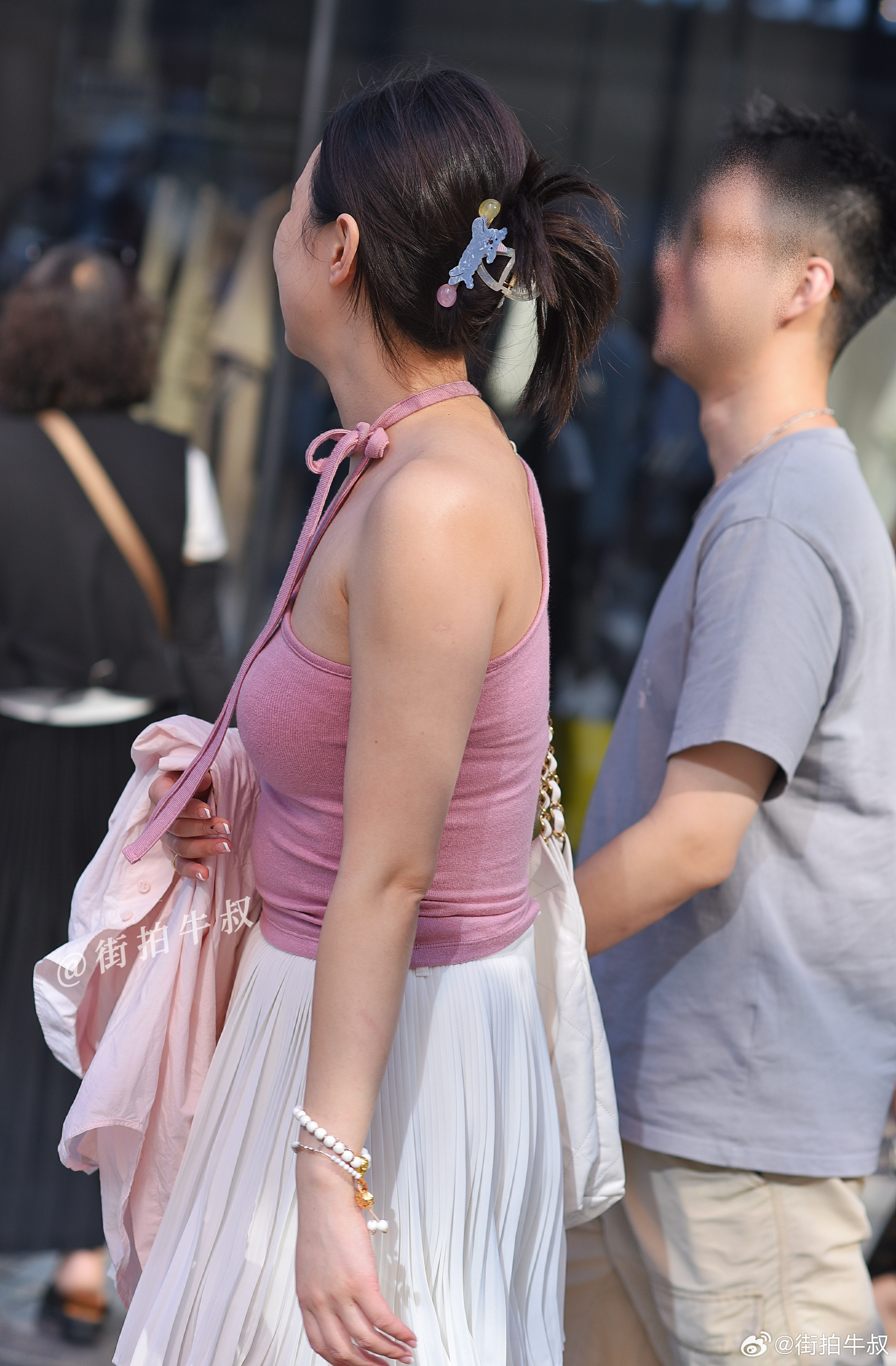 靓丽的粉色斜肩背心