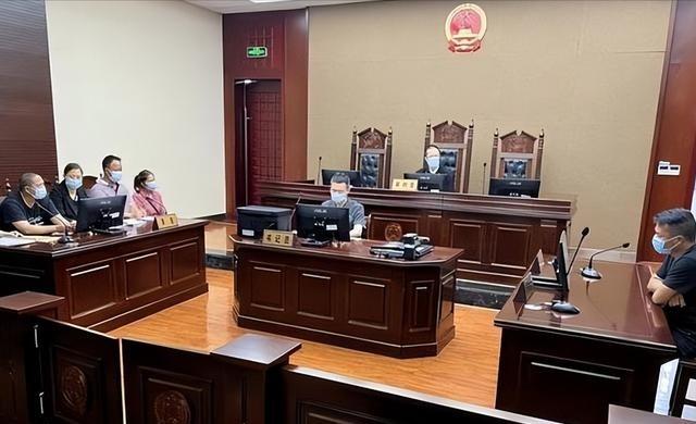 2015年，湖北一男子因为讨薪维权败诉后，在取法院判决回执单，拿刀狠狠的刺向了与