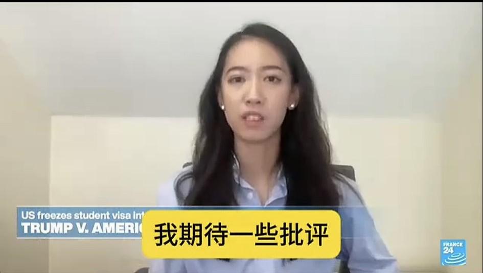 还记得去年那个在哈佛大学演讲，在互联网上引起非常大争议的蒋雨融吗？她接受美国某