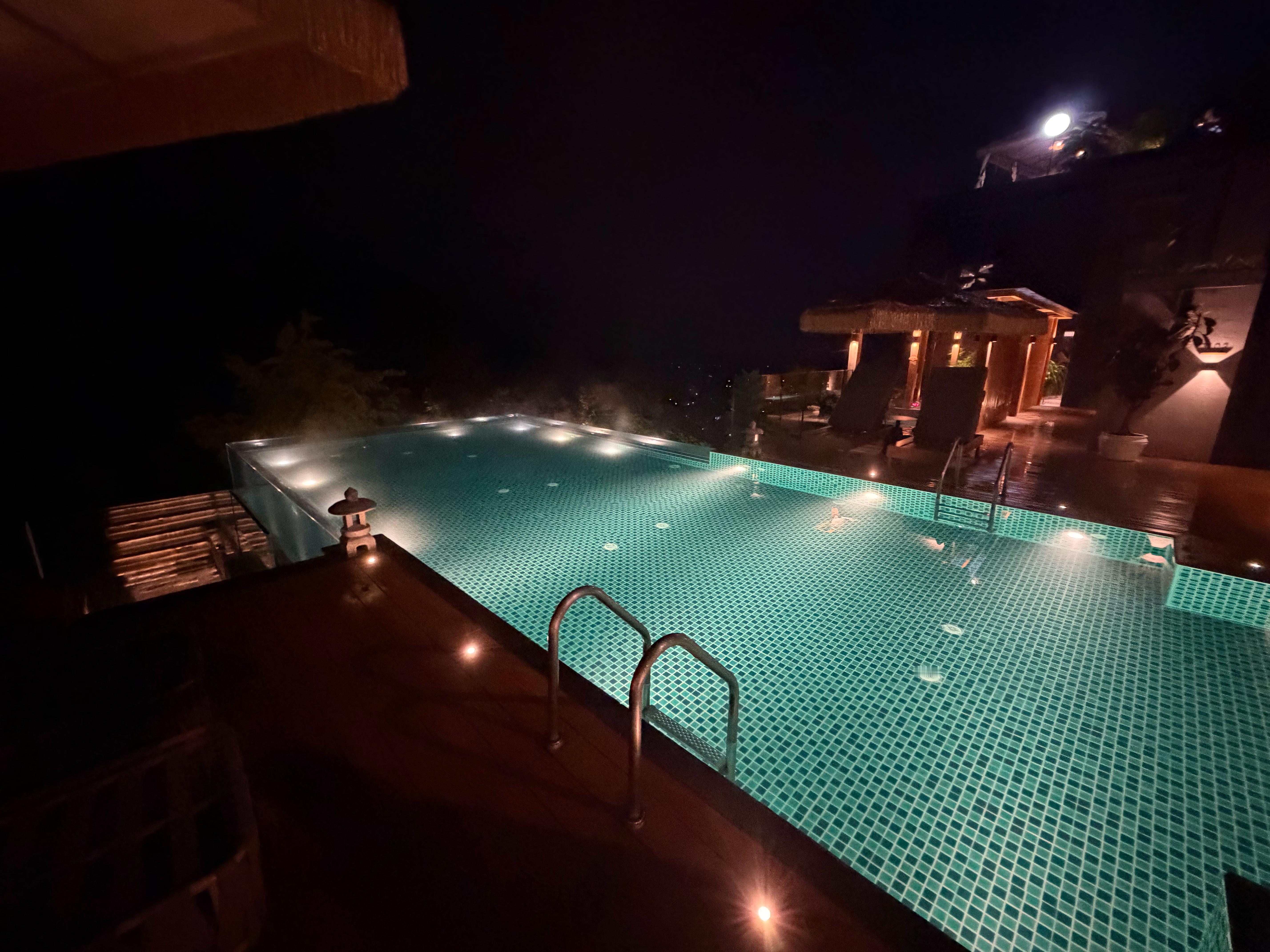 别说这次活动选的地方太棒了，房间里面外面全是温泉，吃完饭可以舒舒服服泡一会了[d