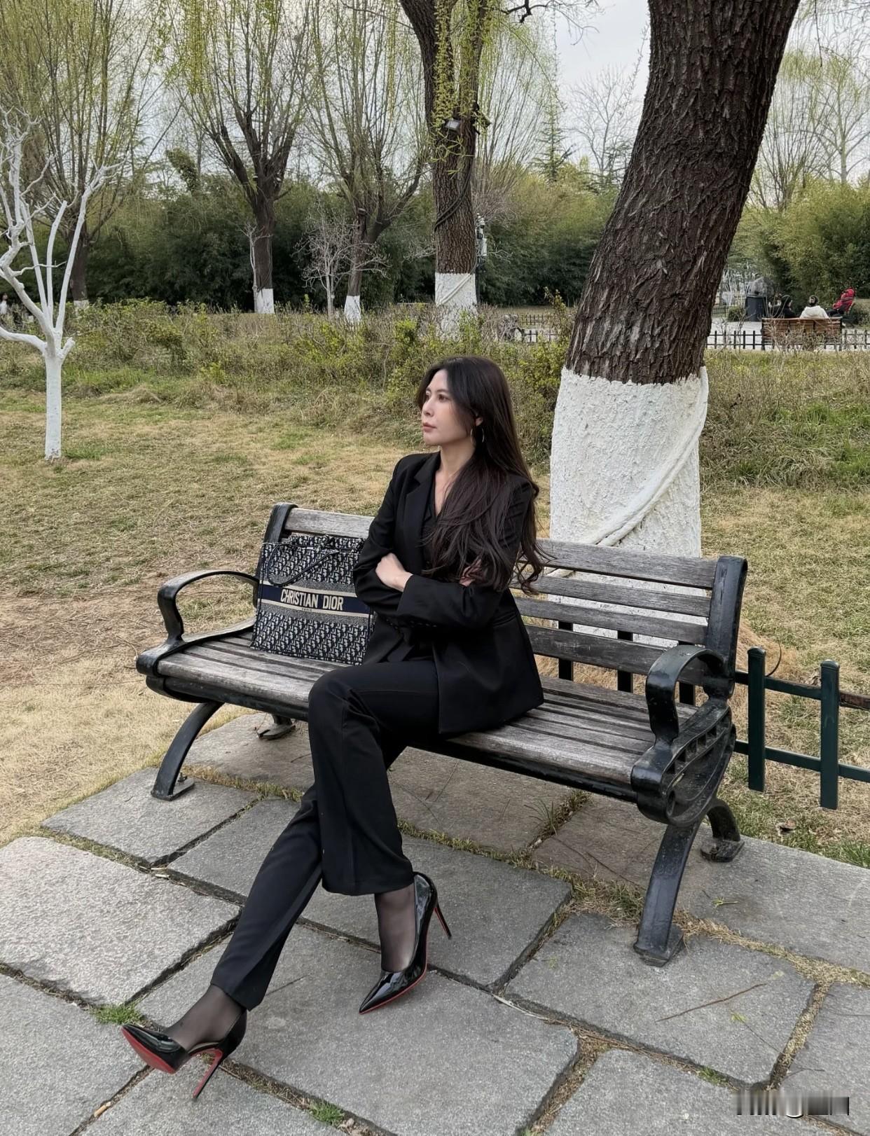 全黑极简风，是时尚圈“黑上加黑”的态度表达。就像2026年Alaïa秀场，模特在