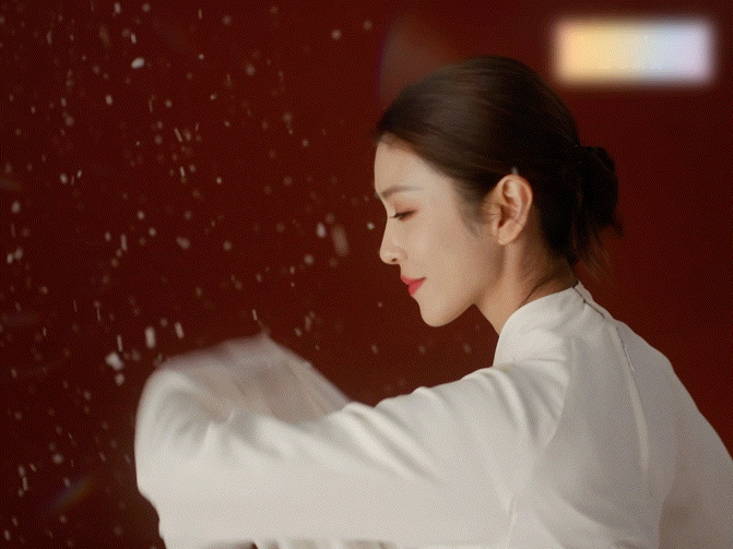 李云霄舞水袖这波属实是美学暴击！李云霄一抬手一拂袖韵味拉满，水袖舞动时的弧度堪