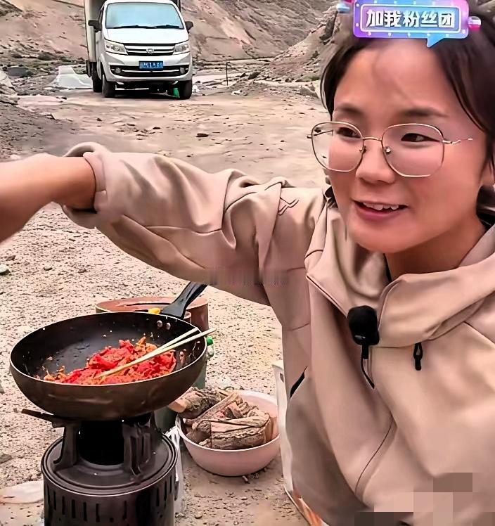 月入十几万!新疆姑娘靠“晒收入”吸粉千万,这钱也太好赚了?谁看了不懵啊!新
