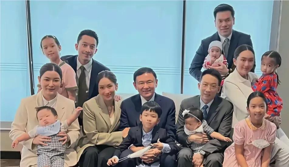 为什么佩通坦甘心放下权力，带孩子？泰国政坛新星佩通坦·西那瓦，其家族曾孕育三位