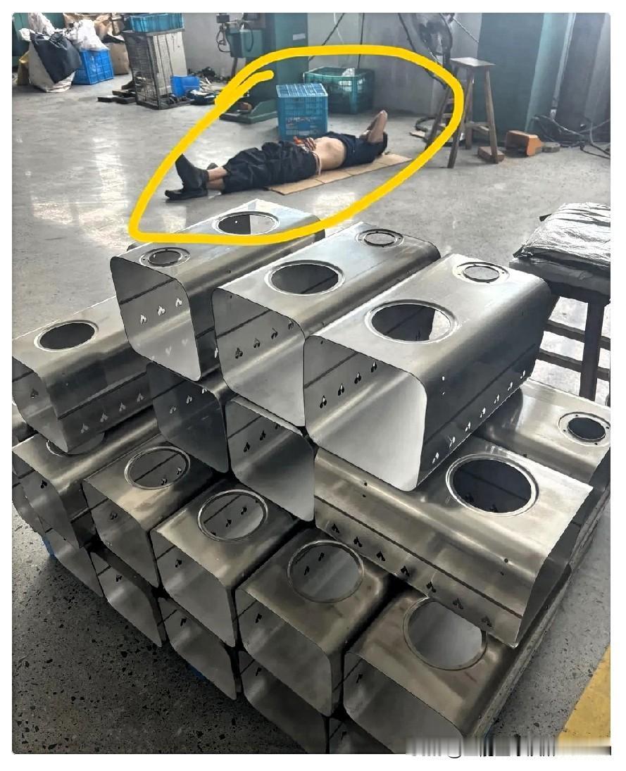 老板多次撞见新员工中午躺在车间地上休息，专门跟员工谈话，明确要求：中午不许在车间