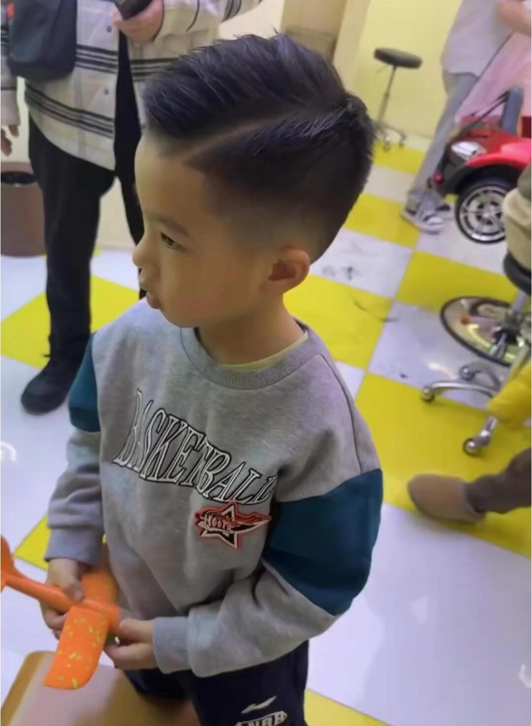 一闪而过的马奥利，龙队的儿子真是帅气到家，这个发型太有个性了，一家人颜值全在线，