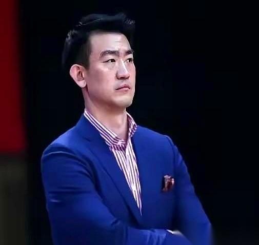 广厦队教练王博，这盘棋下得真够狠的。眼皮子底下一场焦点战，主力外援直接打包送回