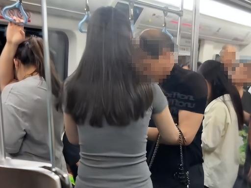 5月25日西安地铁上，一位妙龄女子穿着包臀裙，身材火辣性感，大爷忍不住多看了一眼