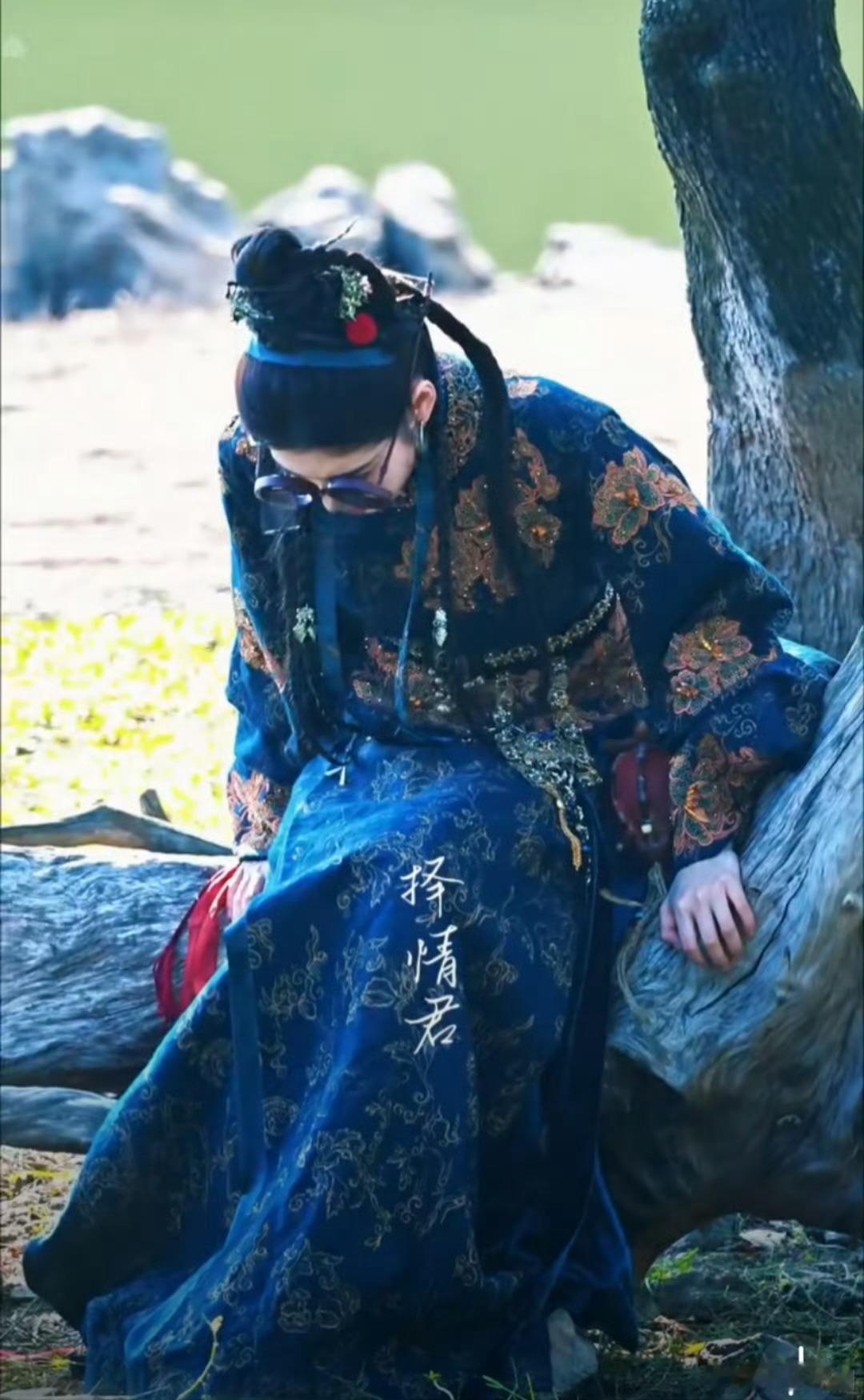 艾米百妖谱鬼马造型鬼马造型太吸睛了！戴眼镜倚着古墙，艾米的桃夭鬼马灵气，同时又