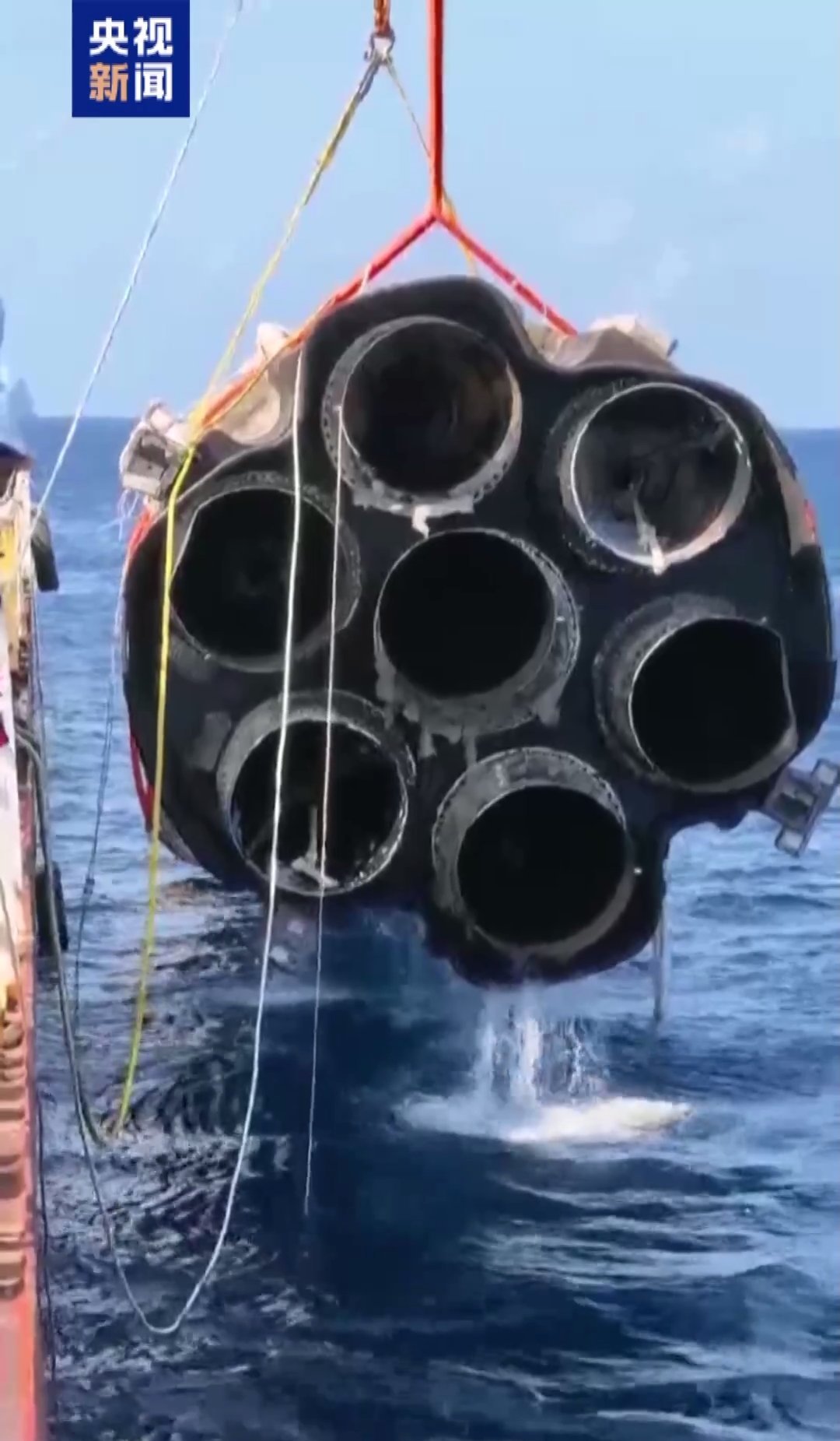 我国首次海上实施运载火箭搜索回收长征十号甲试验箭已经打捞上来了，该验证箭/箭体完