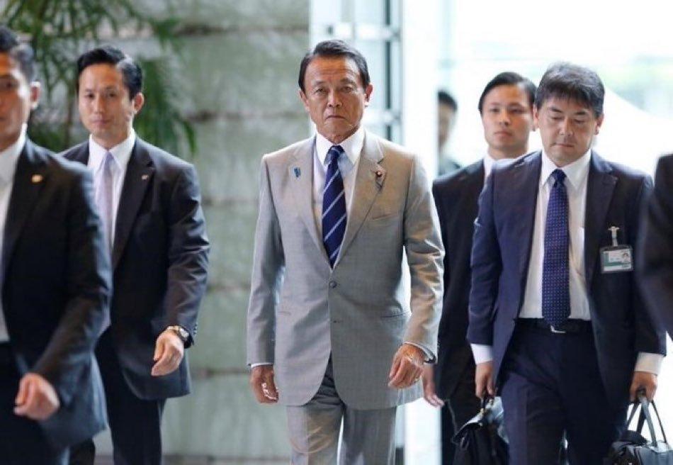 85岁了，麻生太郎头发还这么黑，走路健步如飞，这么下去，这家伙干副总裁到90岁没