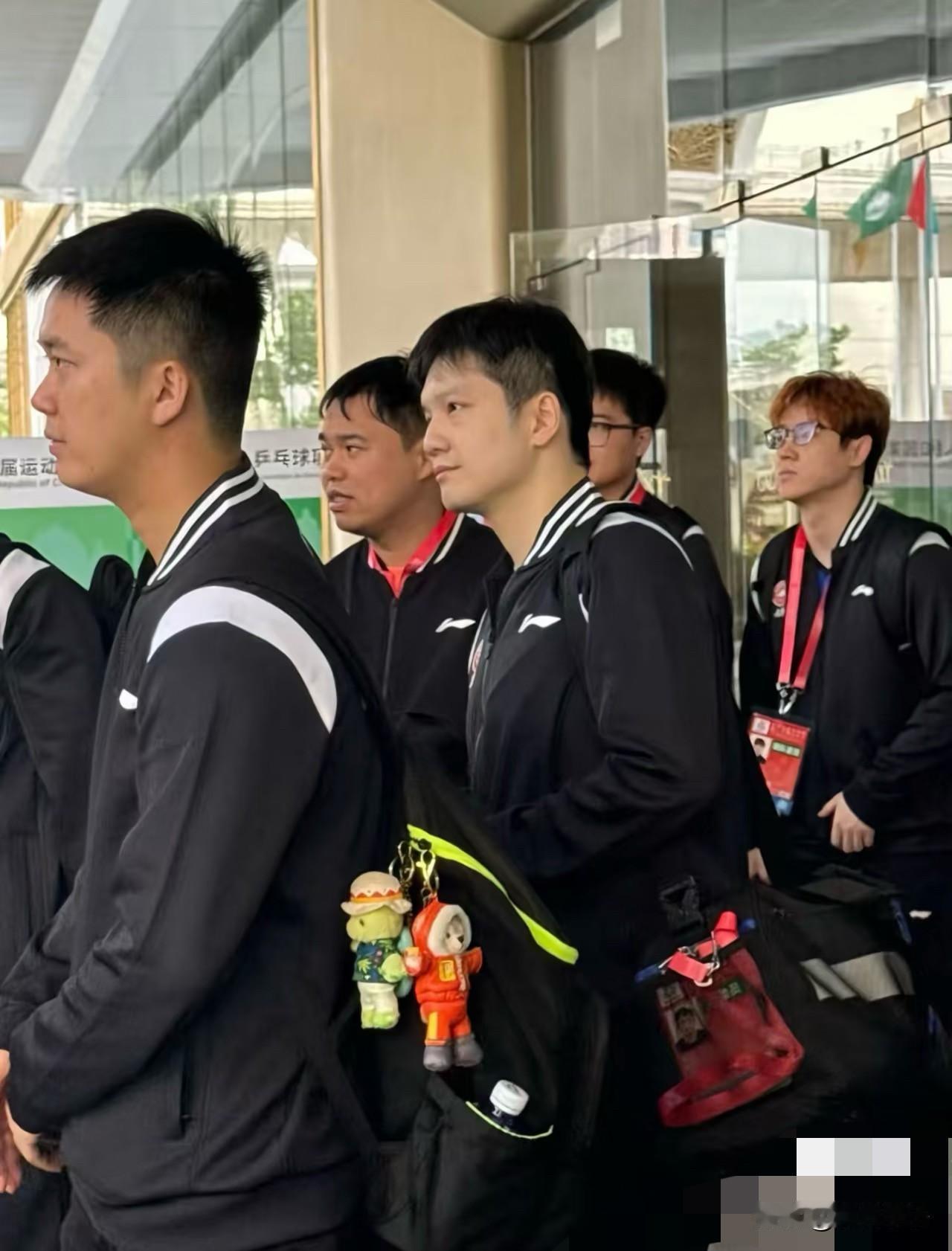 人群中确实一眼能找到樊振东，因为他太白了，和其他人不是一个涂层。是的，他在人群里