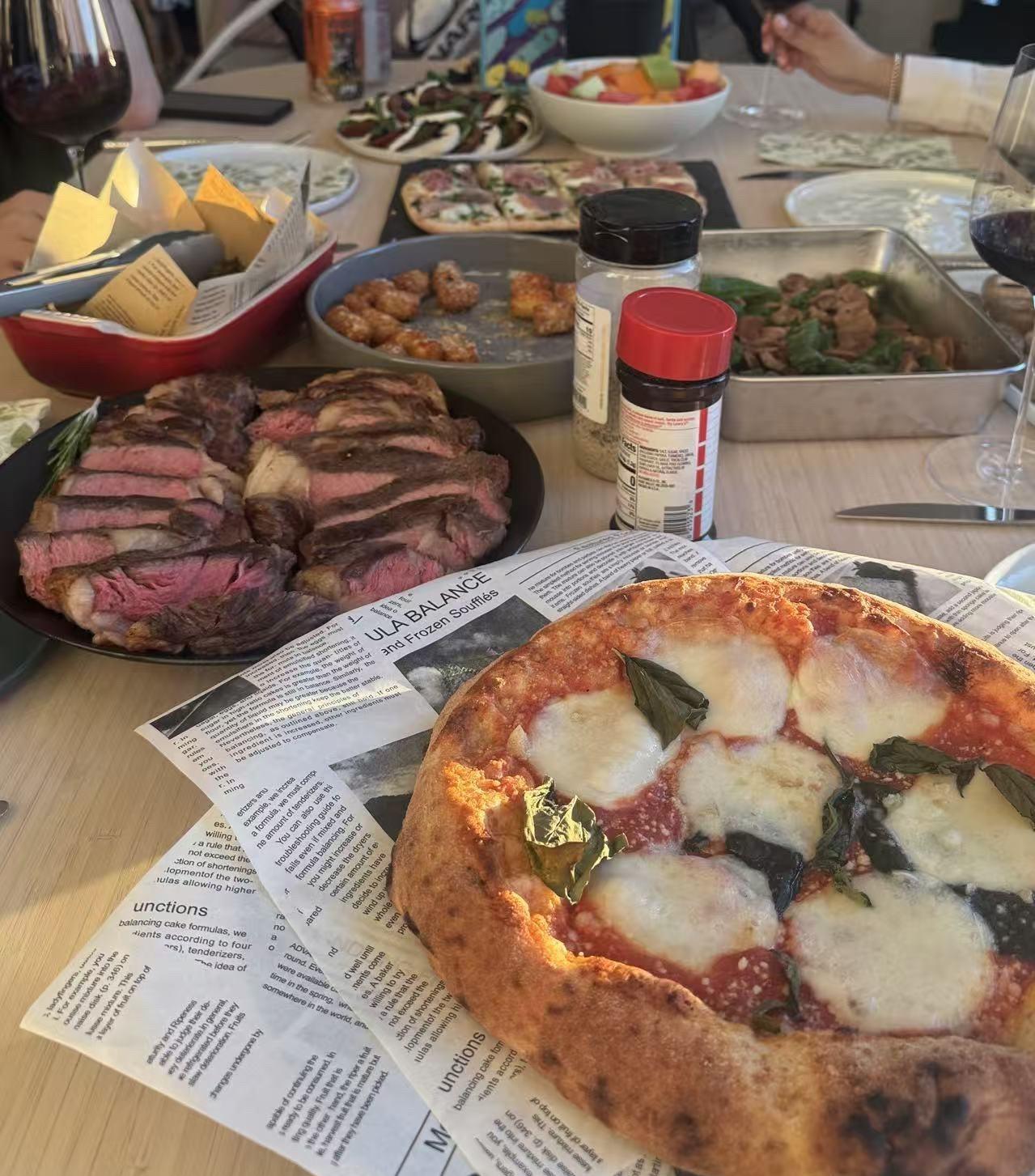 这是孩子前些天发在群里的照片。说是Tony同事来家里过中秋节,也祝乔迁之喜。她