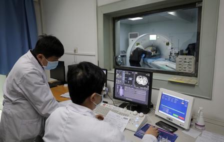 这事闹大了！拍CT撞见医生上班玩游戏，男子拍视频投诉，医院回应却让人意外！
