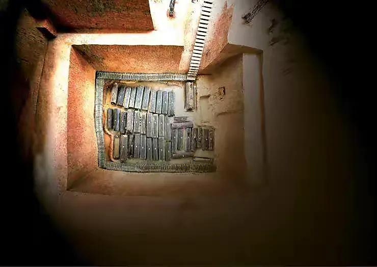 2007年，江西惊现一座尘封2500年的古墓，里面足有47座棺椁，却装有22具年