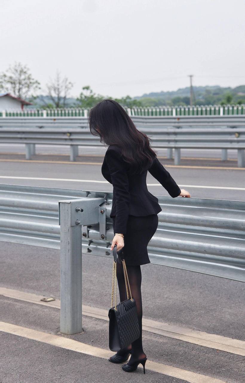 都市女郎的优雅穿搭，黑色西装裙搭配高跟鞋，手拿时尚包包，尽显职场风范。