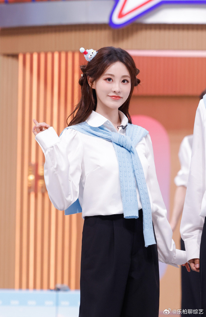 祝绪丹纺纱裙look祝绪丹纺纱裙Look的造型真的是非常的温柔又灵动。好像