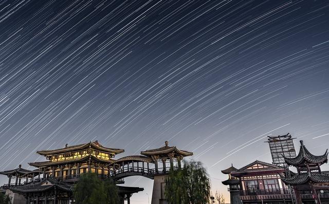 一张星轨照片最容易给人造成的错觉，是以为摄影师架起相机，按下快门，等上很久就结束