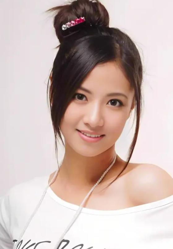 2018年，上海第一美女沈丽君，抛下五岁的儿子和三岁的女儿，从28楼一跃而下，那