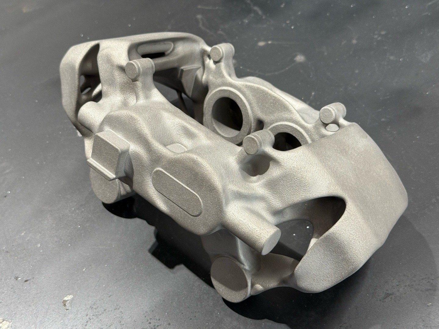 大家有没有注意仰望U9Extreme发布会上提到的“3D打印卡钳”？这又是我们