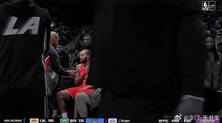快船输给独行侠那场，保罗直接跟小卡说：你得去换防克莱，你现在跟不住他。结果范甘迪