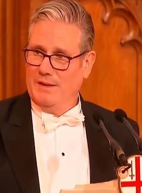 英国首相终于当着全世界的面，把那句心里话给说出来了。他说，中国，是世界三大强国之