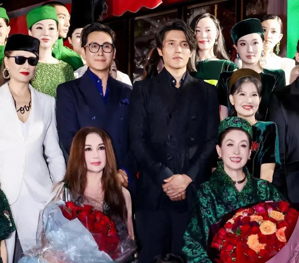 TVB视帝现身深圳支持儿子T台走秀，28岁爱子长相高级身材挺拔，专业模特范十足！