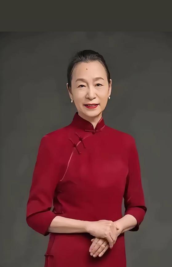 他去美国进修，整整两年没见老婆。等他回国，看到老婆正在坐月子，他没有发火，没有暴