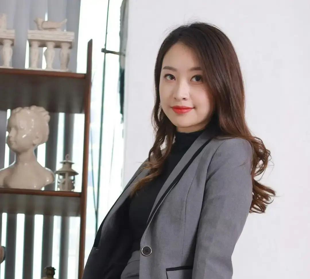 上班第一天，灰色西装让我升职今天穿灰西装去公司，电梯里就被副总盯了三秒。