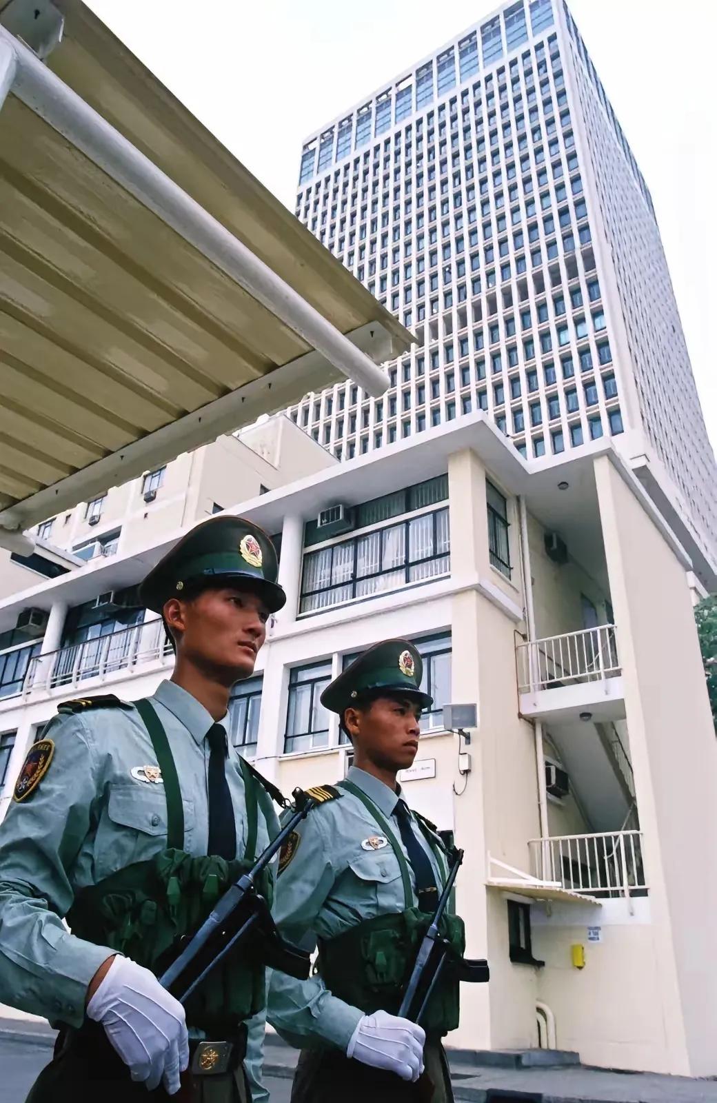 以前一直好奇，97年香港还未回归时，香港黑社会势力非常猖獗，甚至到了深恶痛绝的地