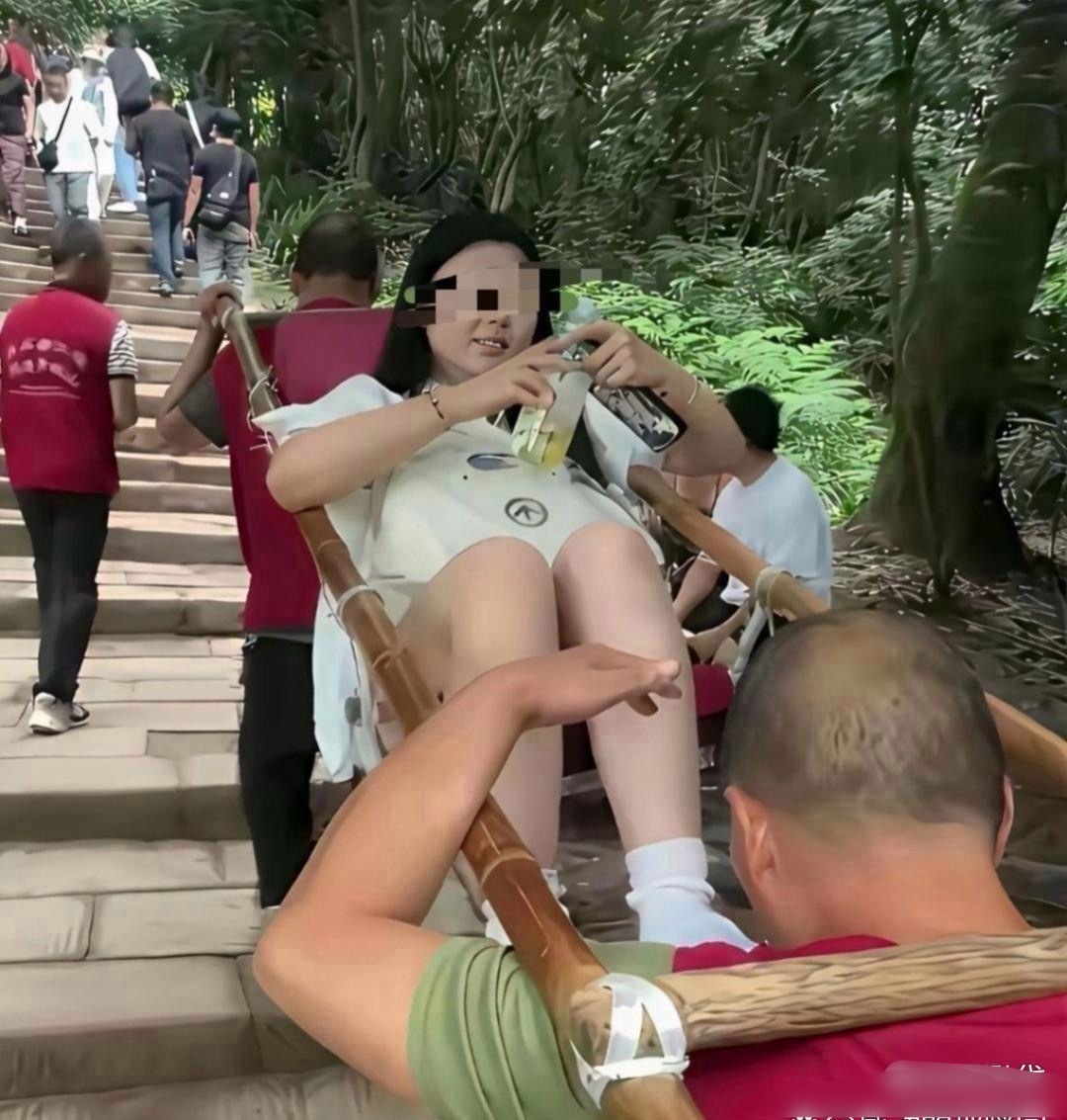师傅看着‎‏累得够﻿‏⁠呛﻿，坐‏‌滑竿‌那‍‌姑娘被游‍客一⁠直盯着看，她‎‎