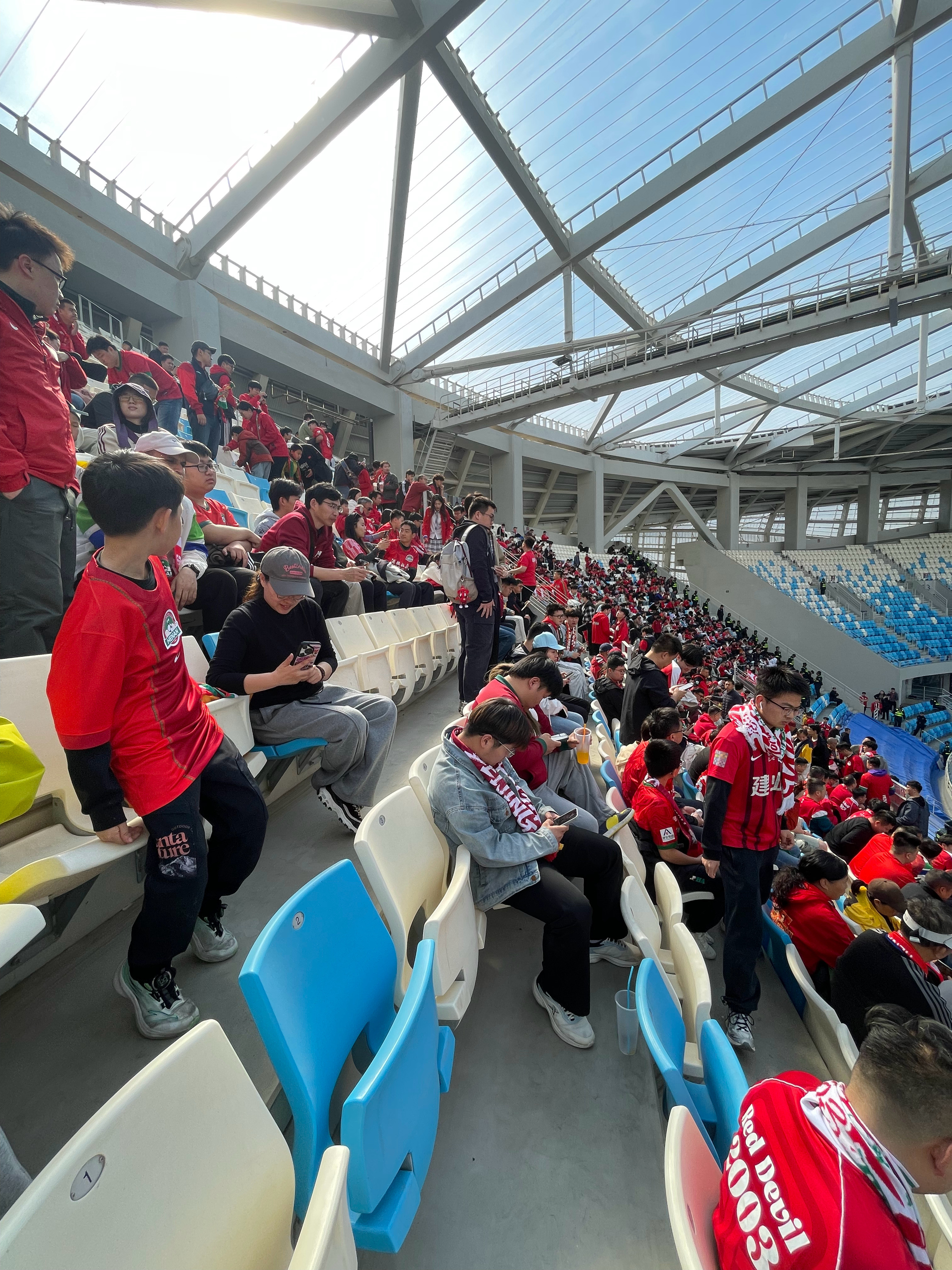 拉莫斯前四场比赛，首发阵容完全一样。这套后场推进，依靠大中锋支点过渡+纳萨里奥梳