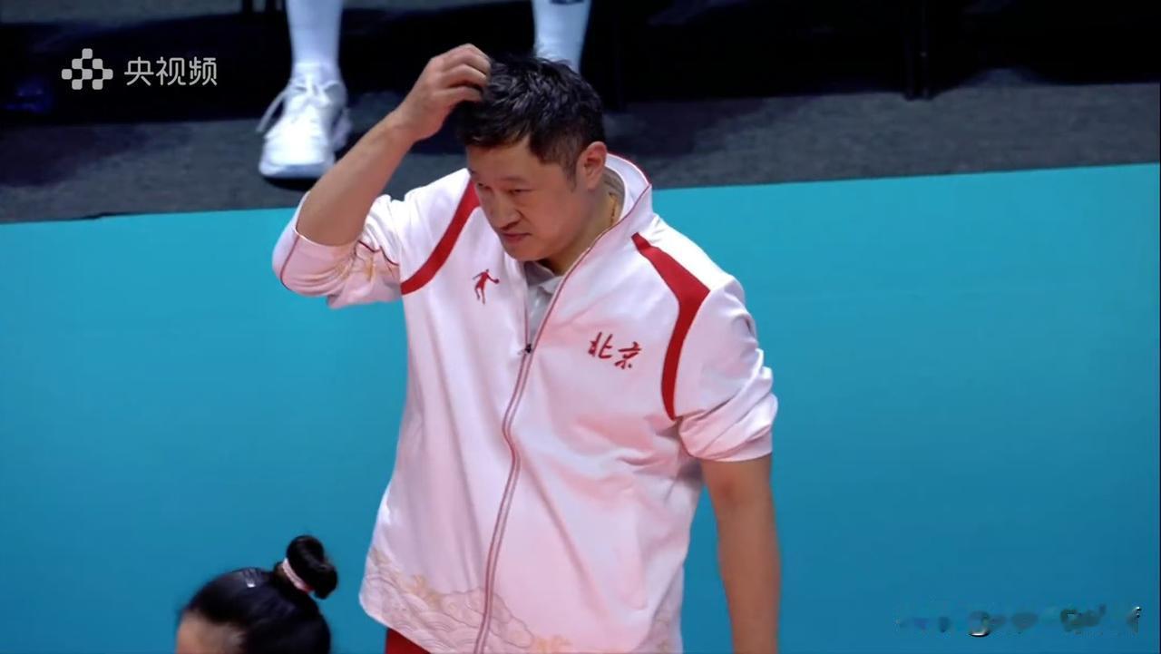 北京女排打着打着好像又换主教练了。听说匡琦回北京女排执教，而塞籍主教练德扬大概率