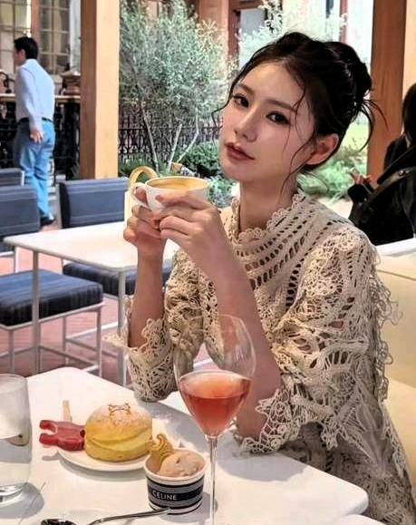 湾湾女孩筱梅，初雪北京的家筱梅是湾湾来的，今年北京初雪，住在小菲家，应该是个大