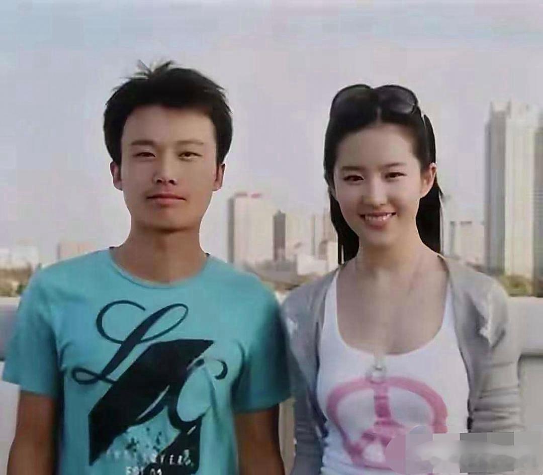大学时哪个同学和刘亦菲合了影，当时哪能想到呀，如今这张照片已成了他心里无比珍贵、