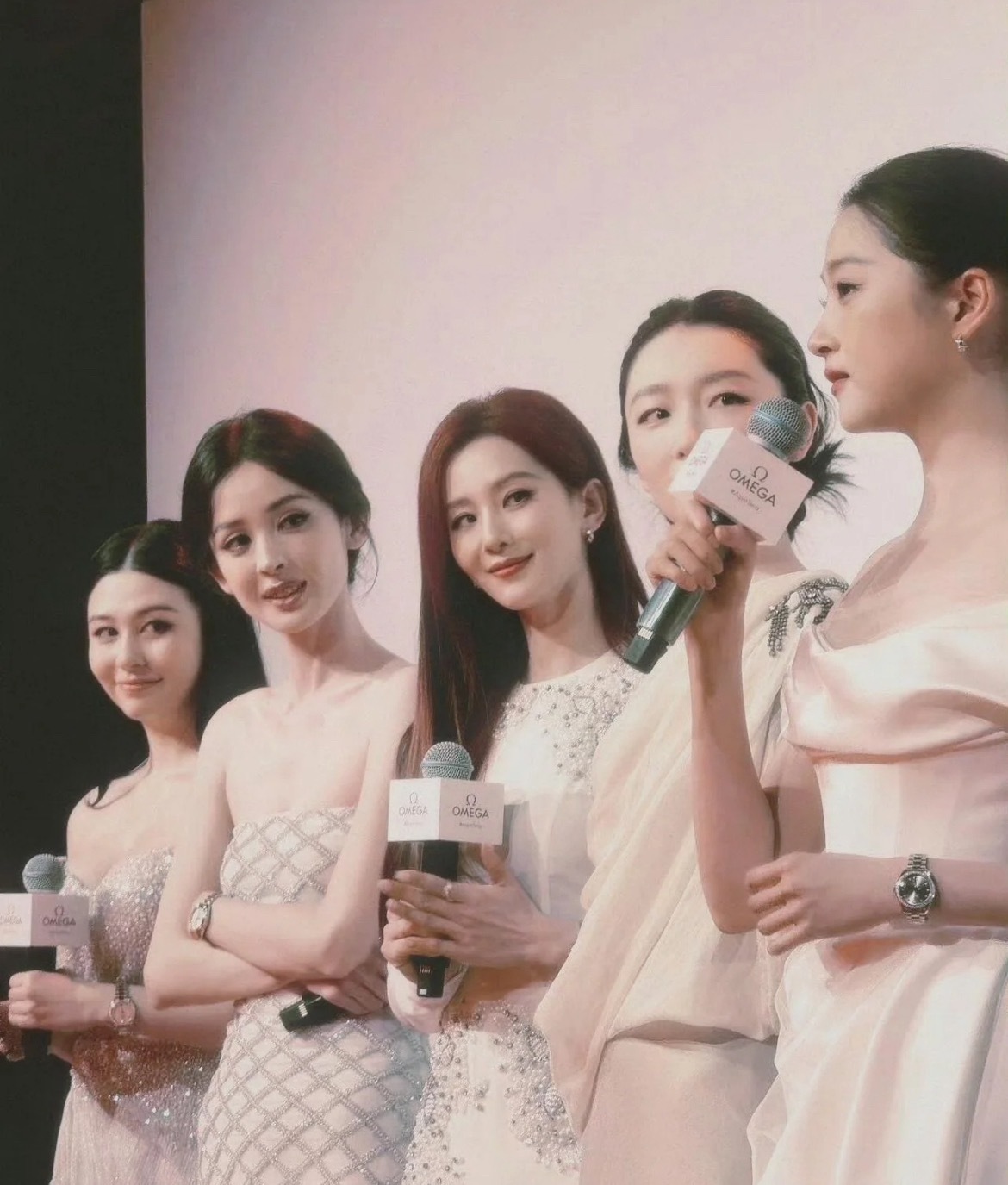 果然注视和凝视眼神的区别是能看得出来的好喜欢全女局的氛围…​​​