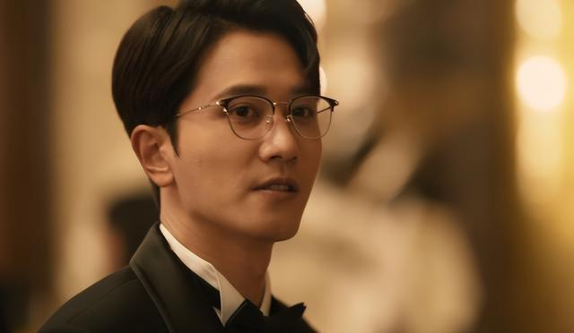周润发和彭冠英都属于身形高大又帅气的男演员！他俩谁更帅呢？我更喜欢彭冠英，更