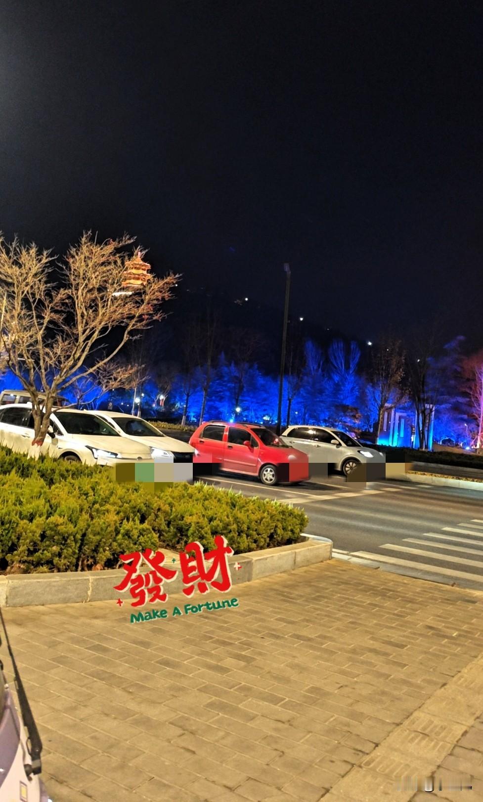 晚上溜达到路边，抬头瞅见这夜景还挺有味道的。路边的树被蓝莹莹的灯光一打，看着