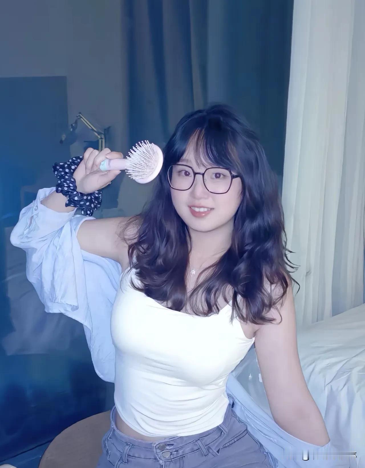 圆脸女孩的春天在哪里？镜头前显瘦太难，修图半小时才敢发圈？拍照自带减