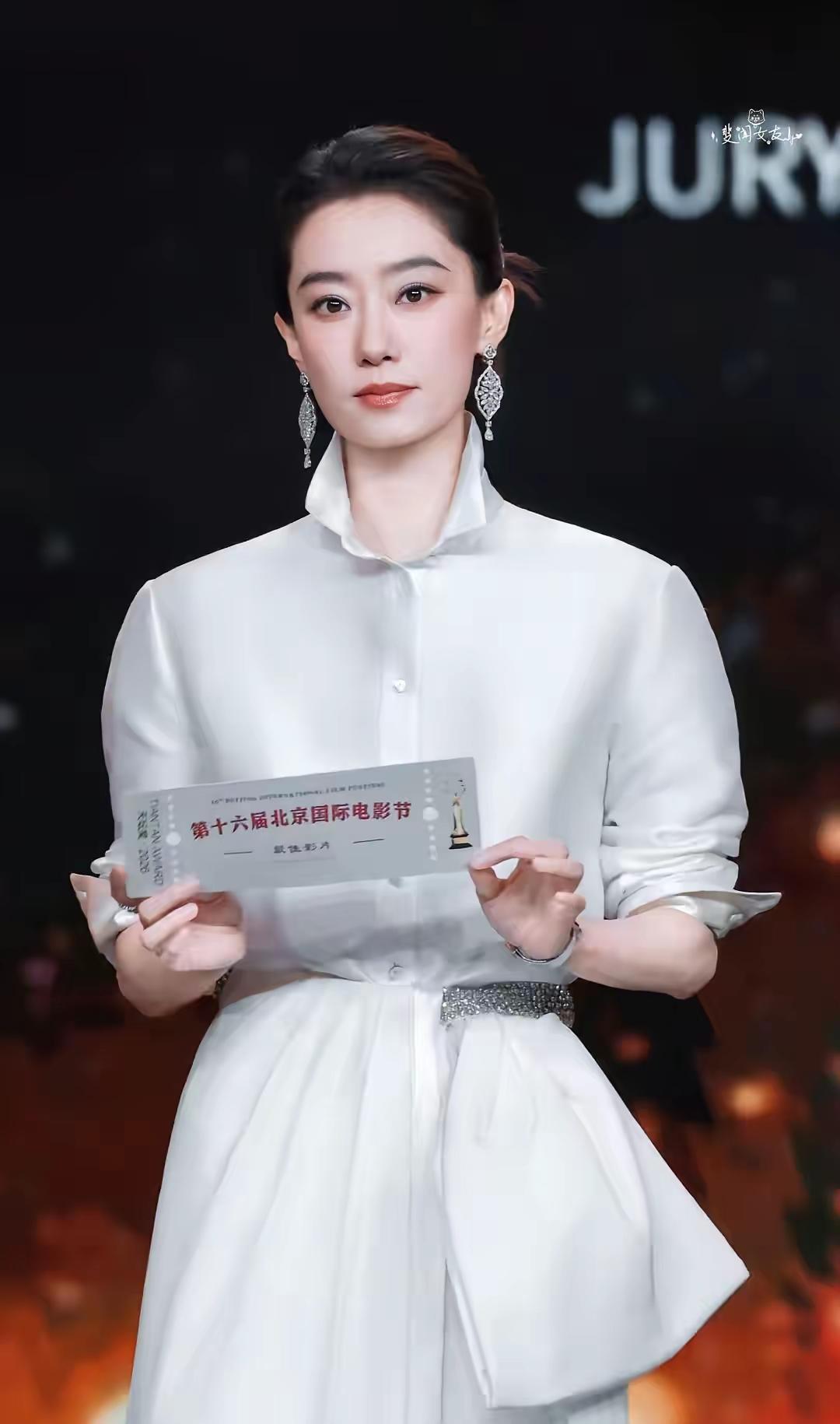 张小斐北影节封神！居然有些自媒体传她无戏可拍？从李焕英到国际评委，昔日小品舞