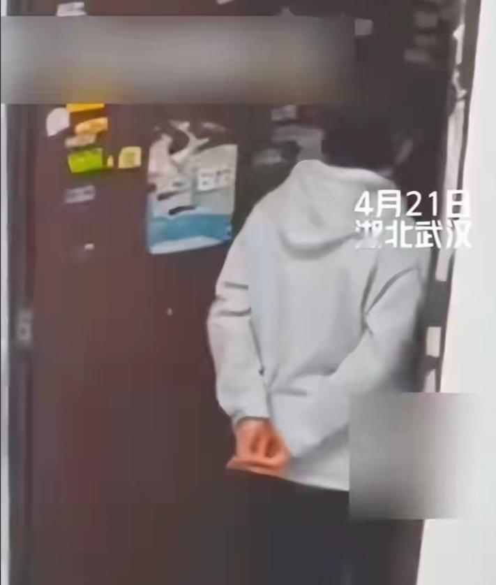 太变态了！湖北武汉，20岁年轻男子垂涎女邻居的美色，不能得手，竟然对她的鞋子下手